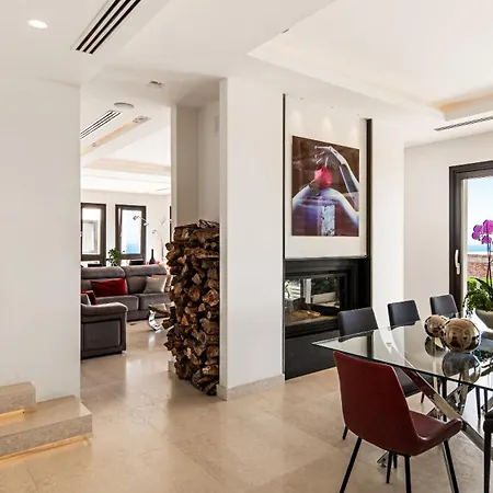 בית נופש Modern With Amazing Sea View מארבלה